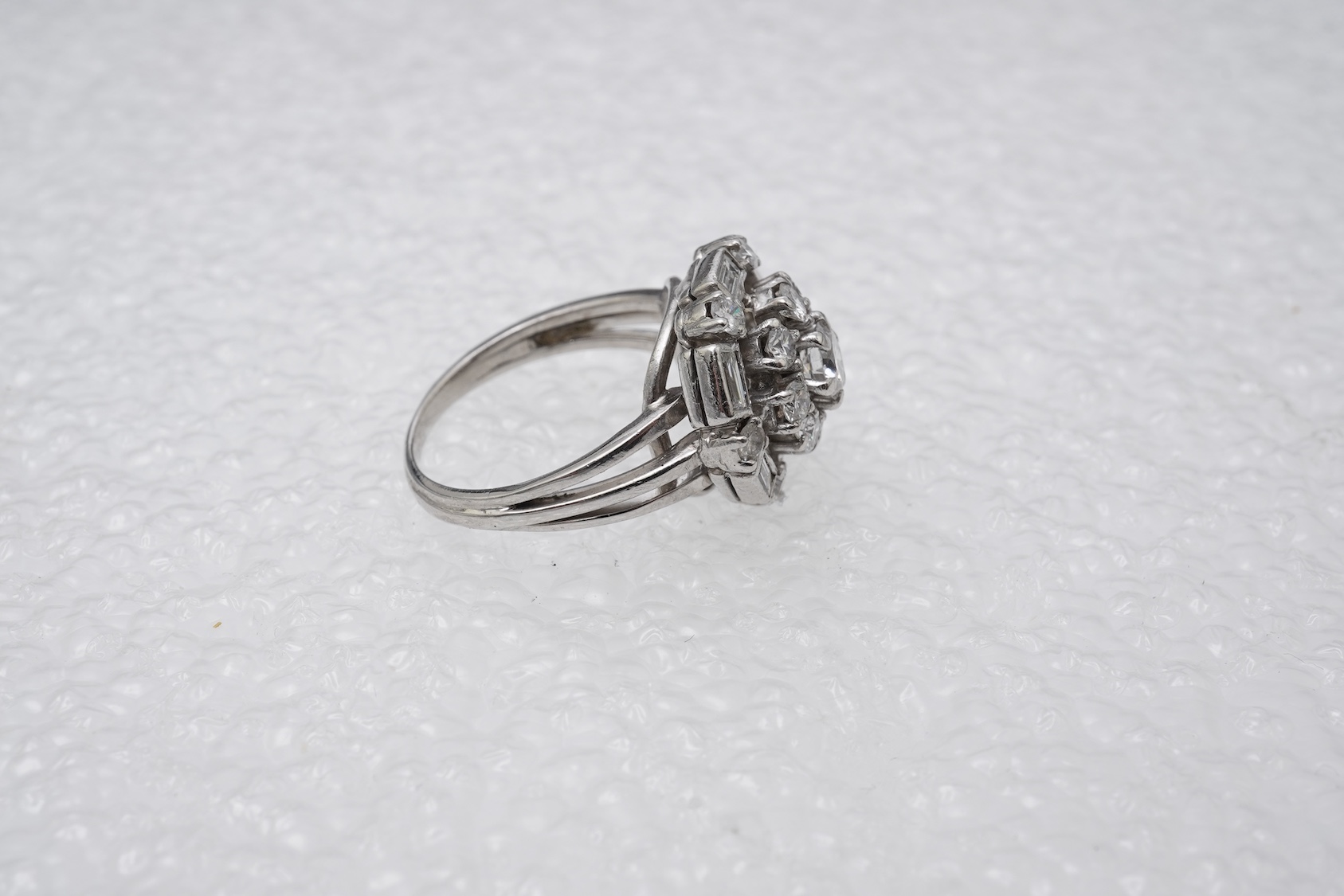 A diamond cluster ring